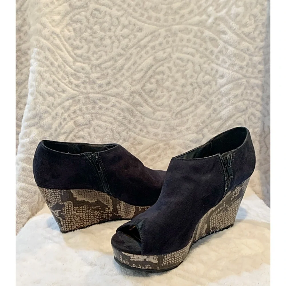 ATTENTION Sz 8.5M Faux Black Suede & Snakeskin Peep Toe Platforms